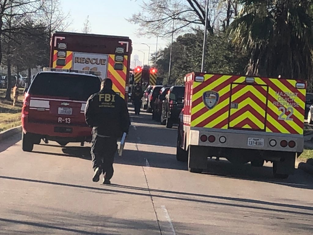 Dos personas muertas y cientos de casas dañadas es el saldo que dejó una explosión en una fábrica en Houston el viernes en la madrugada.