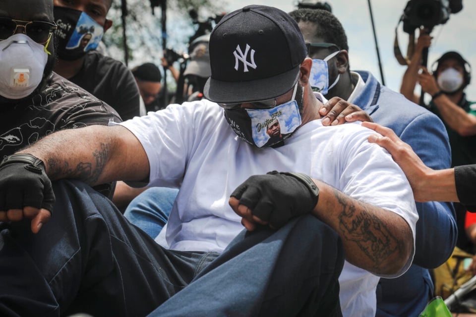 Hermano de George Floyd llega a Minneápolis, pide justicia y calma a manifestantes (VIDEO)