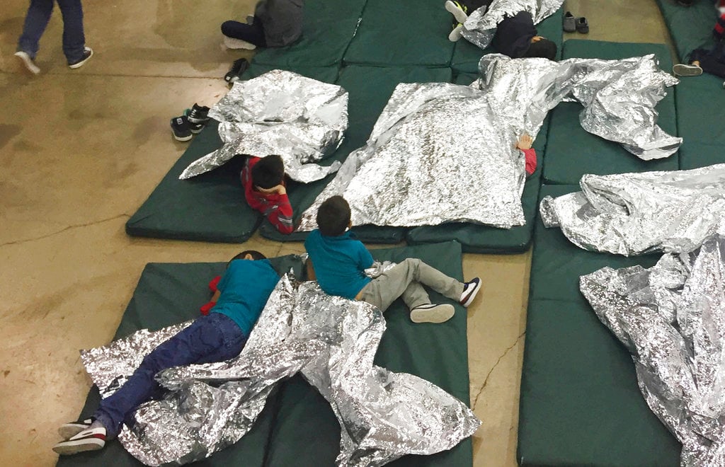 Proyecto de ley busca impedir que ICE arreste a guardianes temporales de niños inmigrantes (VIDEO)