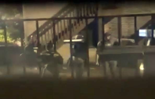 Agentes federales irrumpen en hogar y arrasan con familia latina (VIDEO)
