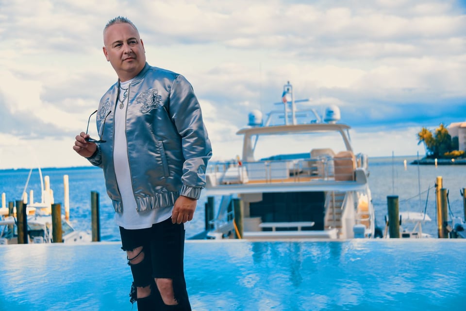 Gustavo Quintero, el rey de la cumbia urbana presenta «La Cadenita» con Oscar de León y anuncia gira (VIDEO) featured image