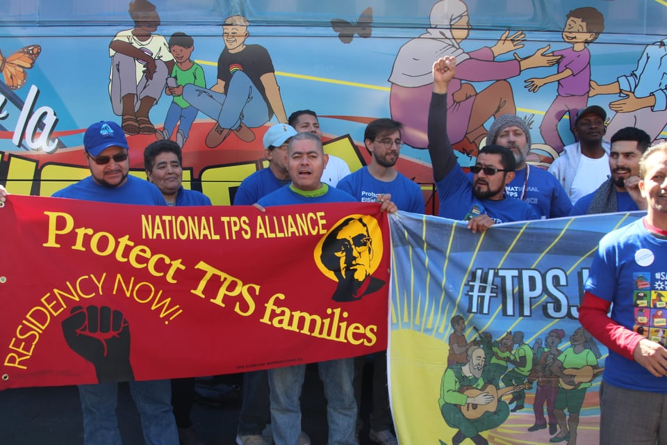 Inmigrantes emprenden caravana nacional por el TPS en colorido autobús (VIDEO)