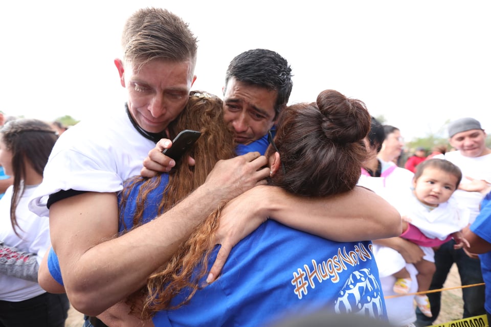 Abrazos No Muros: Familias inmigrantes logran victoria en la frontera (VIDEO)