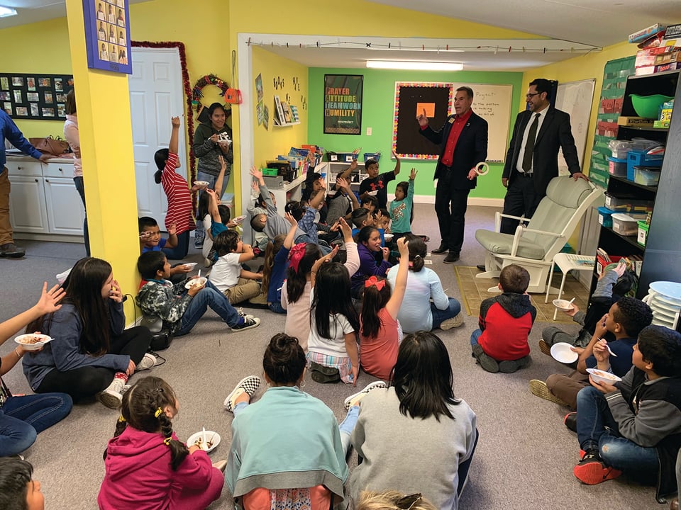 Alcalde latino de Georgia comparte vivencias con niños hispanos de su comunidad