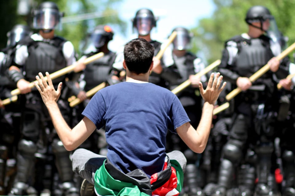 Detienen a 24 manifestantes contra redadas de inmigrantes en la Torre Trump
