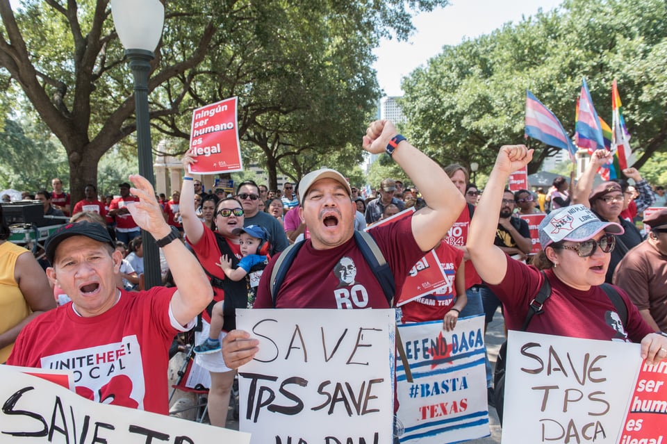 Juez cuestiona motivos de gobierno de Trump para eliminar el TPS