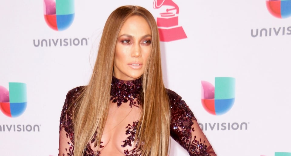 JLo decepciona a sus fans con ajustado y sensual vestidito blanco (FOTO)