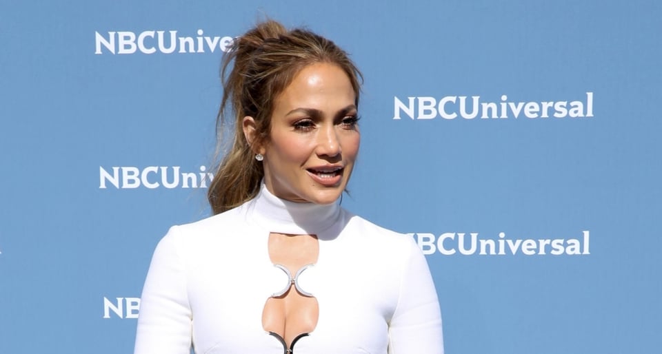 JLo en su vestido de red más descarado en el que deja ver su atrevida tanga (FOTO) featured image