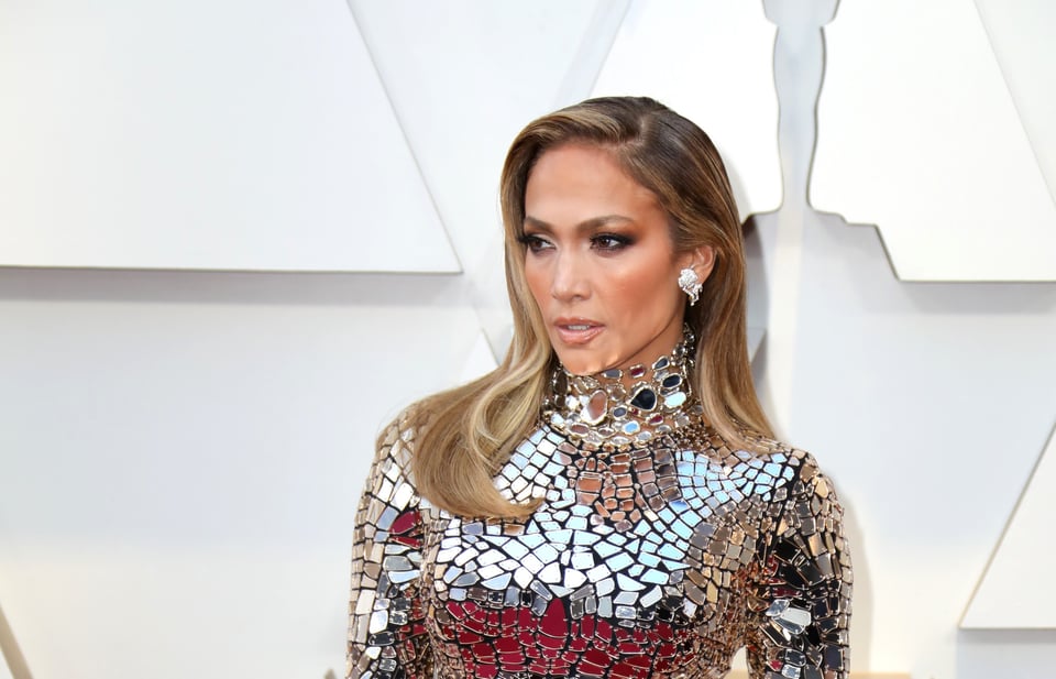 ¿Lección a Jennifer Lopez? Doble de esposa del Chapo con cerveza en mano hace competencia a JLo featured image
