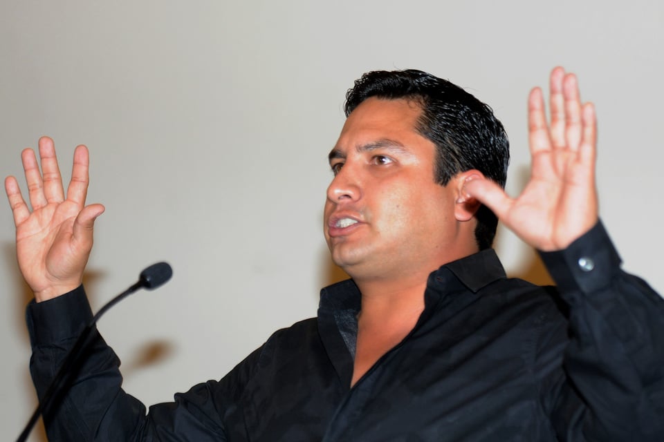 Se filtran ‘bochornoso’ video de Julión Álvarez ‘haciendo pipí’ en pleno palenque (VIDEO)