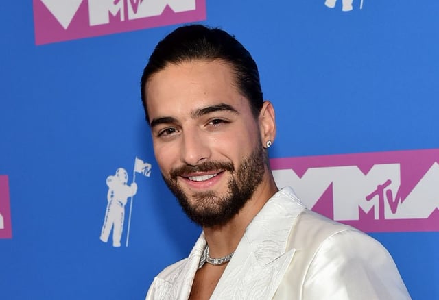Maluma da consejos a pequeña fan durante concierto en España