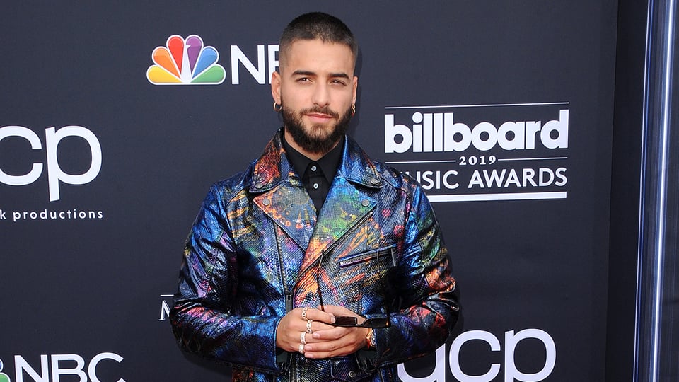 Cantante hispano 'corre' a sus fans de concierto