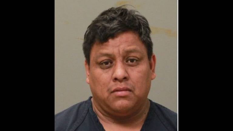 Acusan a hispano de abusar y embarazar a una niña con quien vivía