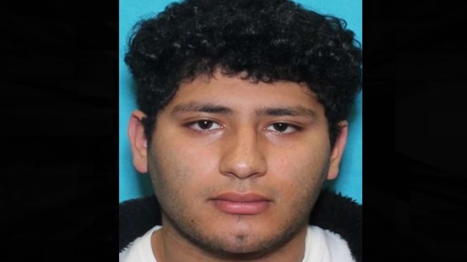 Buscan a asesino armado y peligroso que viaja en patineta (FOTOS) featured image