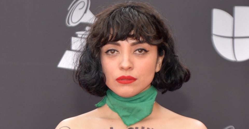 Mon Laferte protesta en plena alfombra roja enseñando sus pechos (VIDEO)