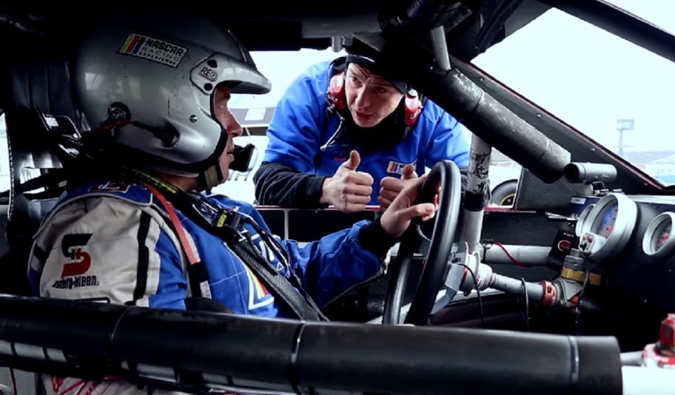¿Te atreverías a manejar un auto de NASCAR a 150 MPH? featured image
