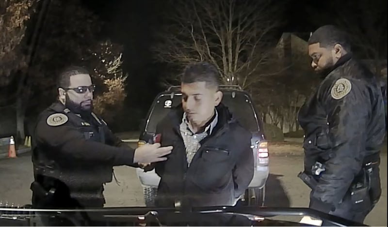 Crónica: Conductor hispano arrestado dos veces por mismo policía