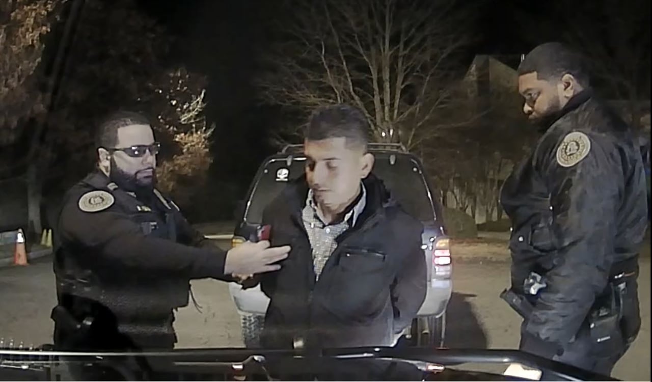 Crónica: Conductor hispano arrestado dos veces por mismo policía