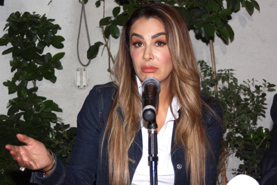 Ninel Conde sufre incidente en avión que le hizo rezar por su vida