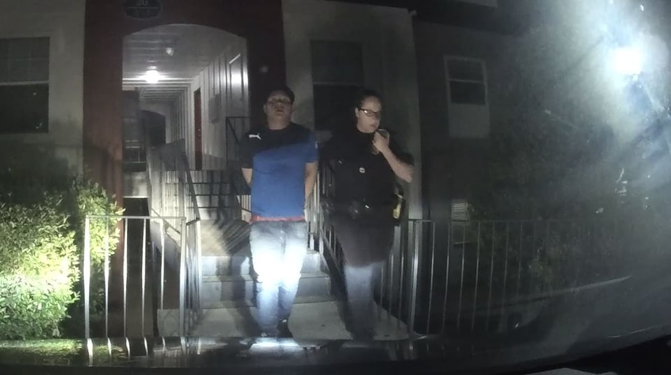 Arrestan a padre latino que “jugaba a los golpes” con su esposa (VIDEO) featured image