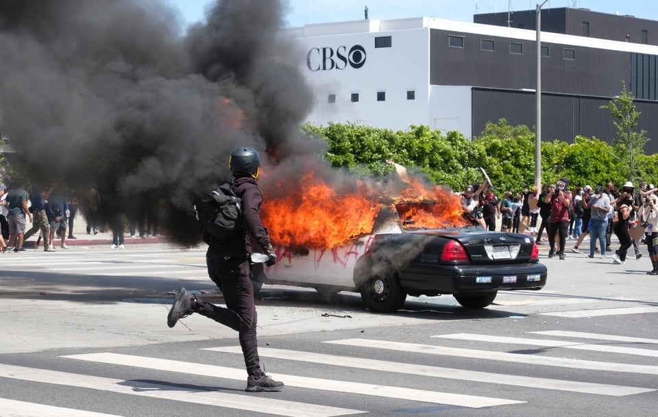 Policías son acusados por aventar a anciano en protestas por la muerte de George Floyd (VIDEO)