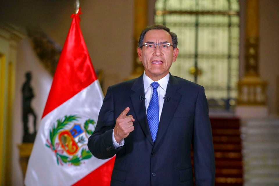 Presidente de Perú arrincona al Congreso, pide referendo