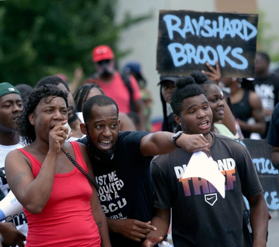 Mujer acusada de incendiar Wendy’s tras muerte de Rayshard Brooks, queda libre bajo fianza (FOTO)
