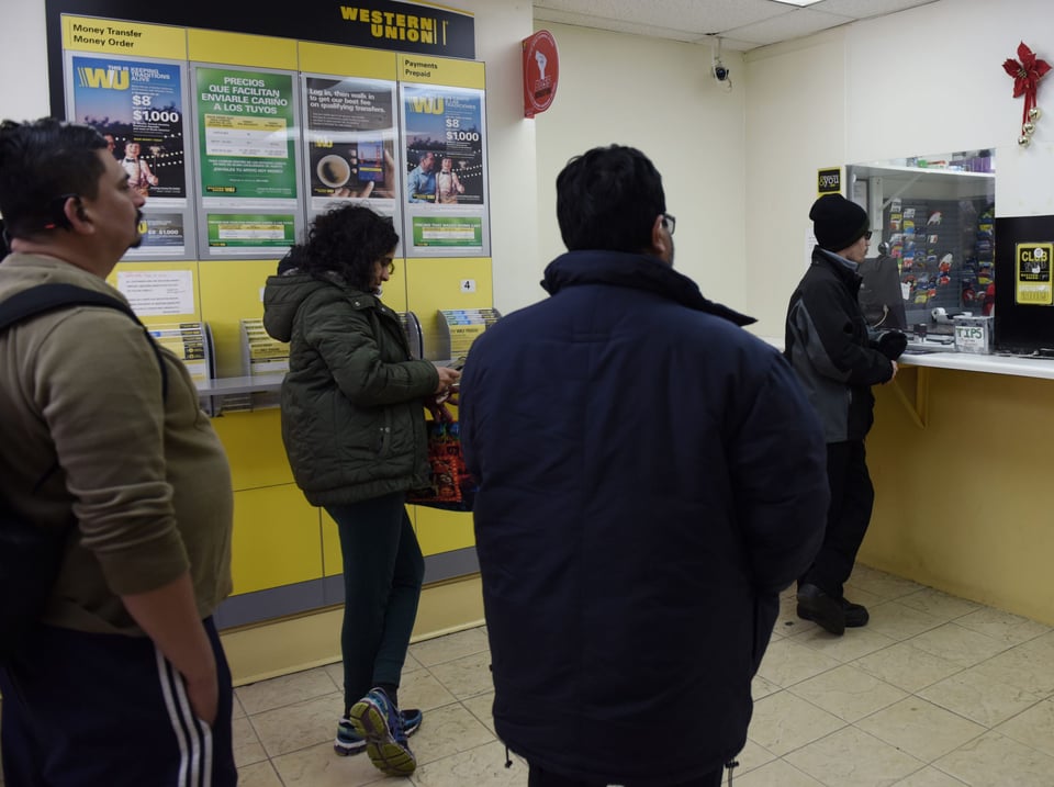 México advierte que EE.UU. se queda con 80% de comisiones de remesas