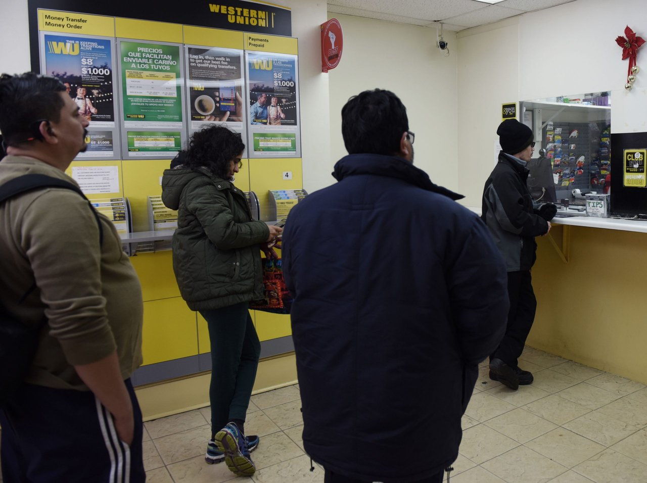 México advierte que EE.UU. se queda con 80% de comisiones de remesas