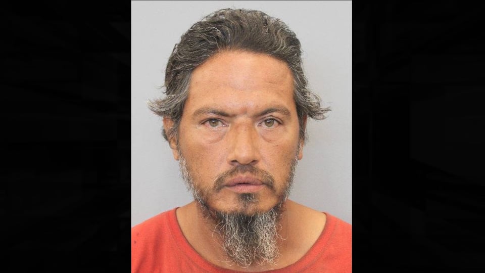 Arrestan a hispano de Texas por el robo de urna con cenizas mortuorias