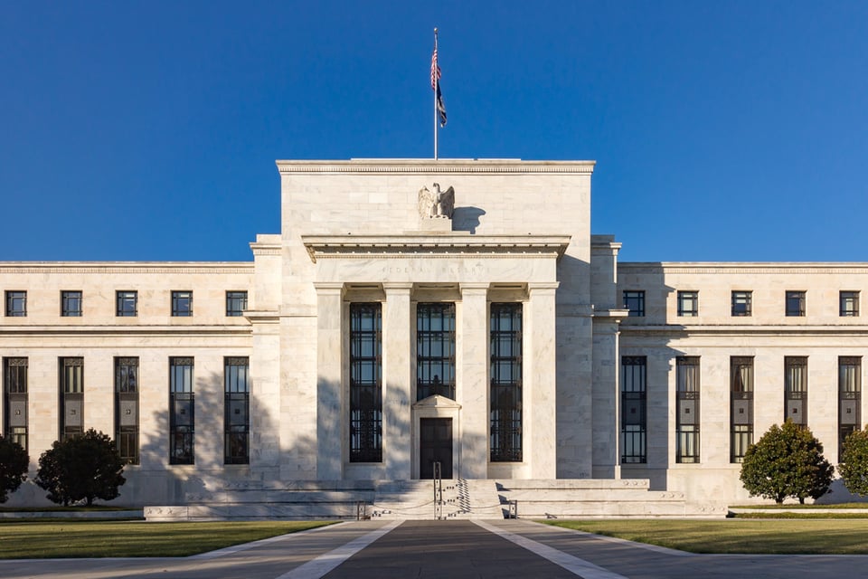 ¿Bajarán los tipos de interés en 2025? La Fed proyecta hasta dos recortes en un año incierto