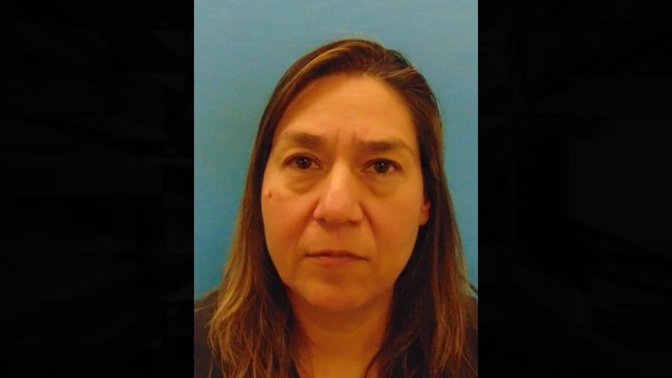 Profesora hispana de literatura es detenida en redada antidrogas