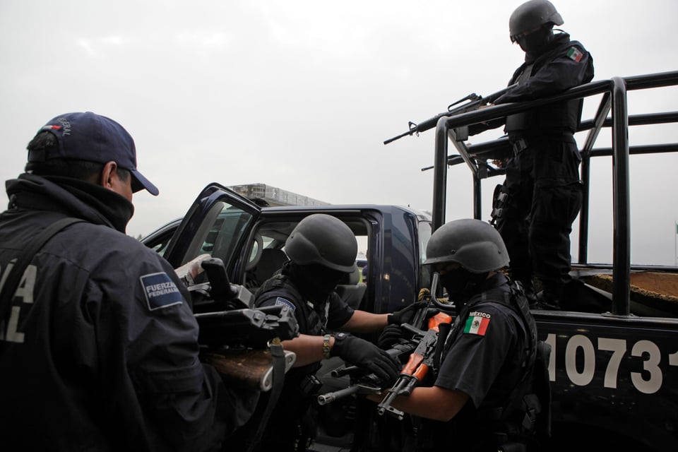 Policía mexicana detiene a grupo que traficaba a 175 migrantes featured image