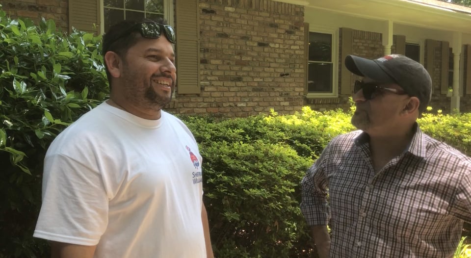 El negocio de la pintura dio color a la vida de este inmigrante sin planearlo (VIDEO) featured image