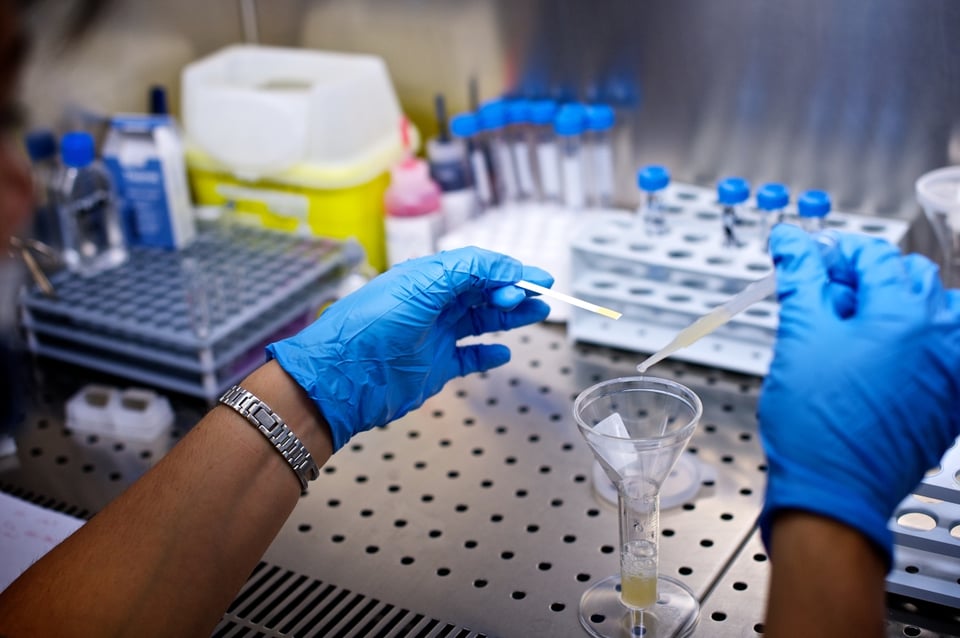 Descubren restos de coronavirus en semen de pacientes recuperados, sexo podría propagar virus