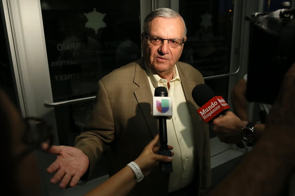 Ayudantes de Arpaio ignoraron orden de suspender redadas contra hispanos