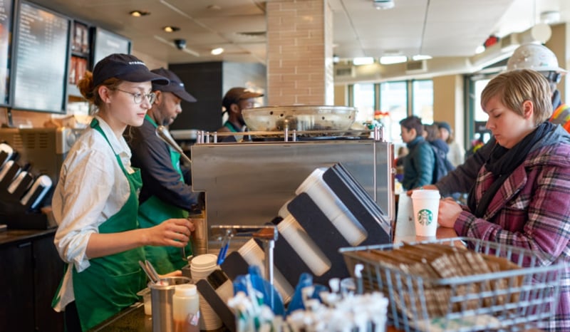 Crónica: Empleado de Starbucks recibe más de $30,000 por ser «buena gente»
