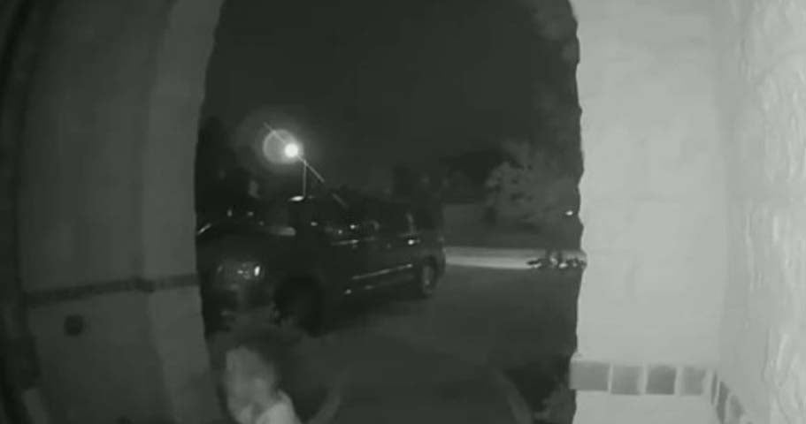 Buscan a mujer que abandonó a menor frente a una casa en Texas (VIDEO)
