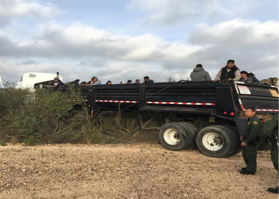 Patrulla Fronteriza en Texas desata persecución que termina con sorpresivo hallazgo dentro de camión