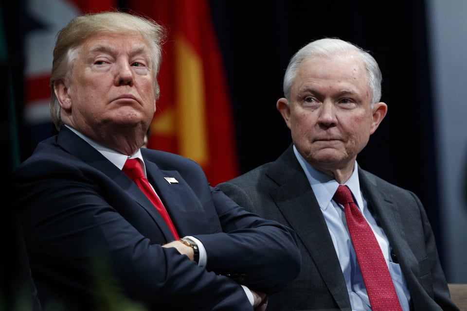 Trump ataca a Sessions al declarar: “no tengo fiscal general”