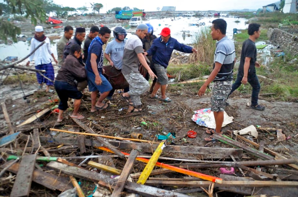 Tsunami en Indonesia: Van 384 muertos tras devastador terremoto (VIDEO)