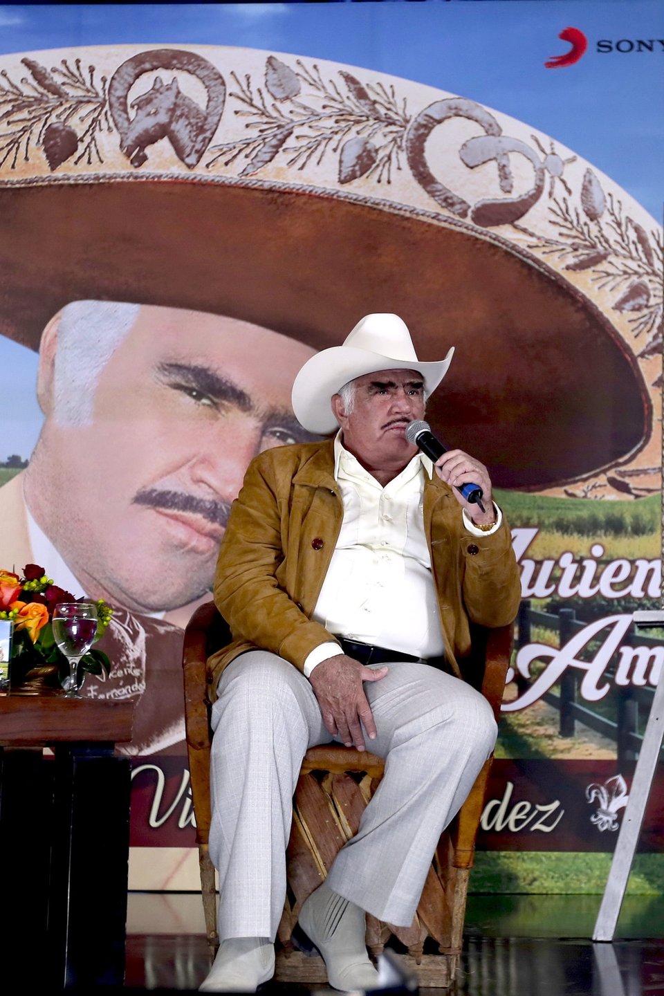 El beso de Vicente Fernández a una joven que ha generado gran polémica en las redes featured image