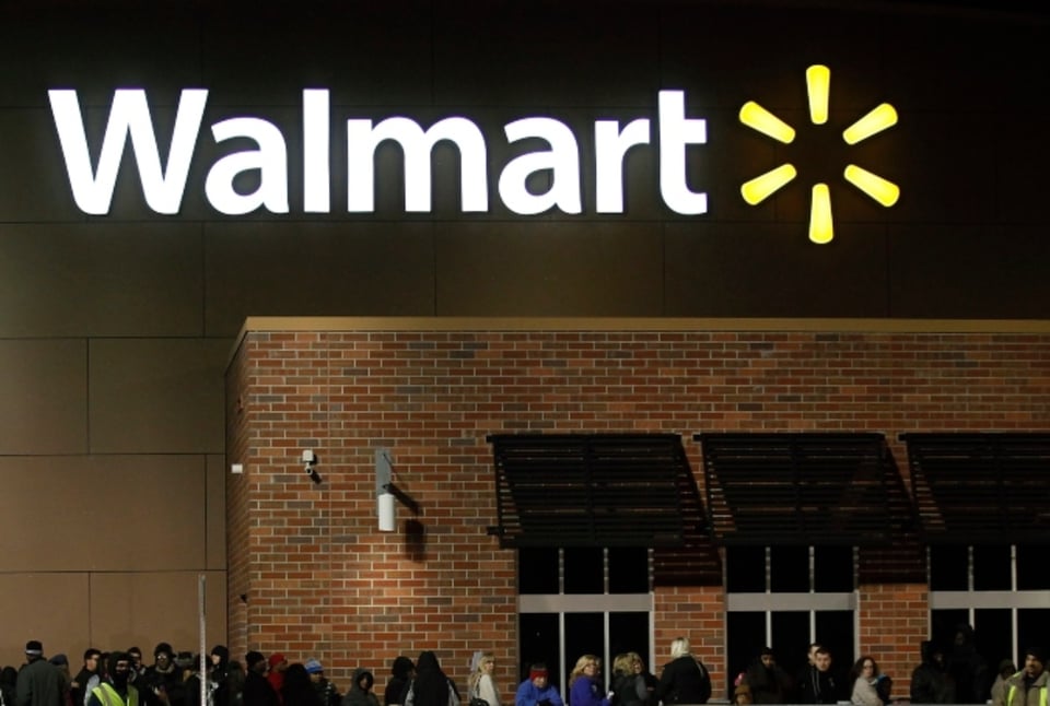 Filtran video de hombre con bat que fue asesinado durante tiroteo en un Walmart en California (VIDEO)