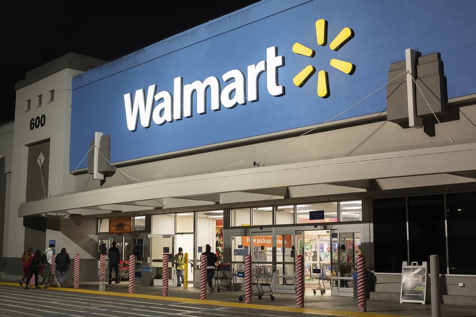 Descubren inesperados y repugnantes bichos dentro de ropa en Walmart y alertan a otras tiendas (FOTOS)