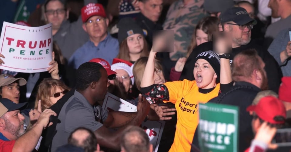 Manifestantes humillan a Trump en mitin y él responde: «Es una vagabunda» (VIDEO)