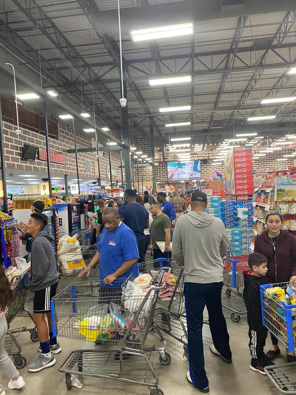 Ciudadanos de Atlanta se preparan para posible cuarentena por COVID-19