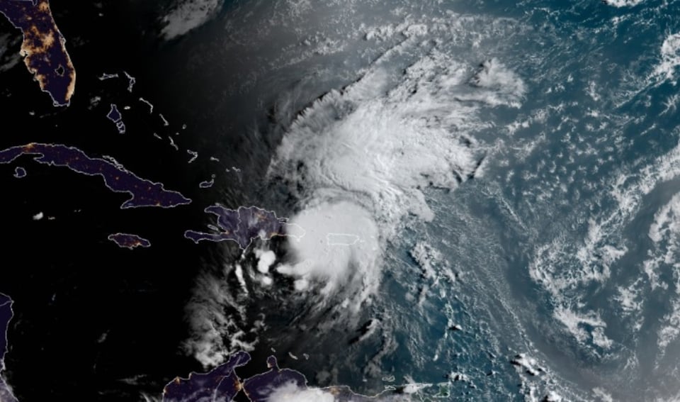La tormenta Isaías golpea Puerto Rico con fuertes vientos y lluvia