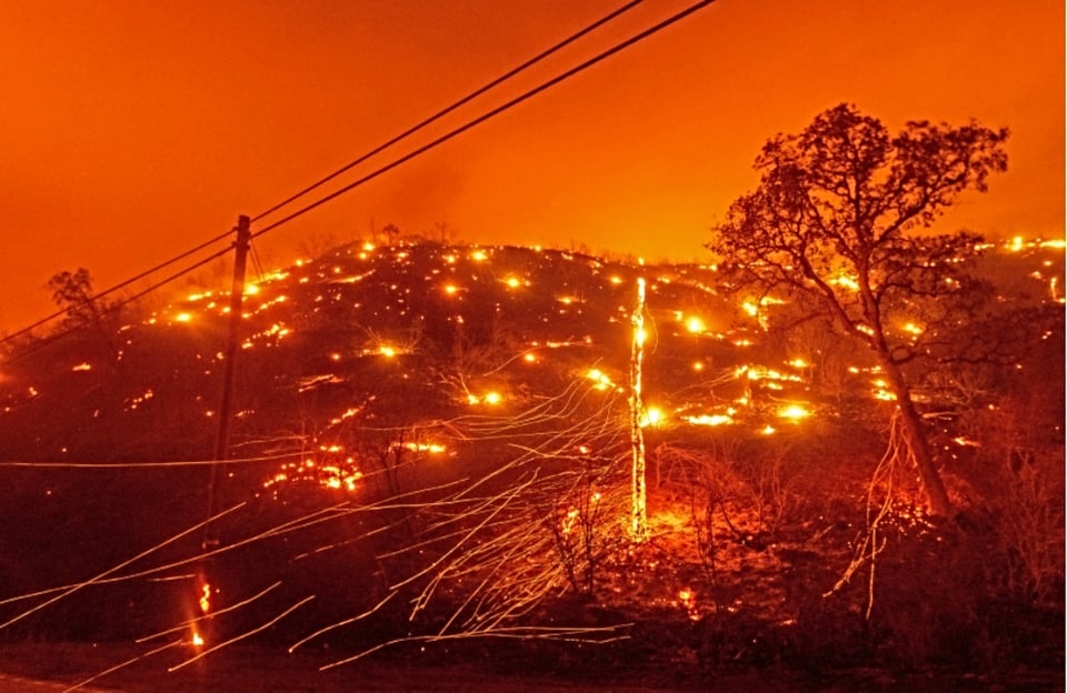 Un muerto al estrellarse un helicóptero que luchaba contra incendio en California featured image