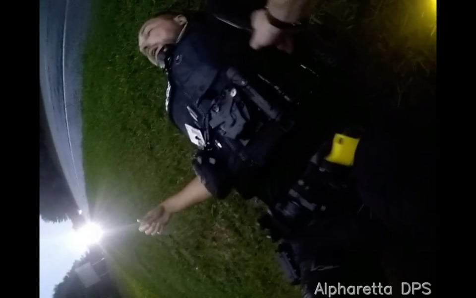 Arrastró al policía que pretendía multarlo y huyó solo para matarse