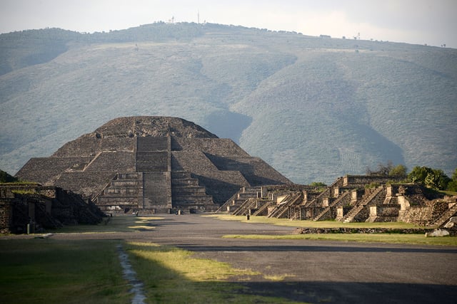 Descubren cámara y túnel bajo la Pirámide de la Luna